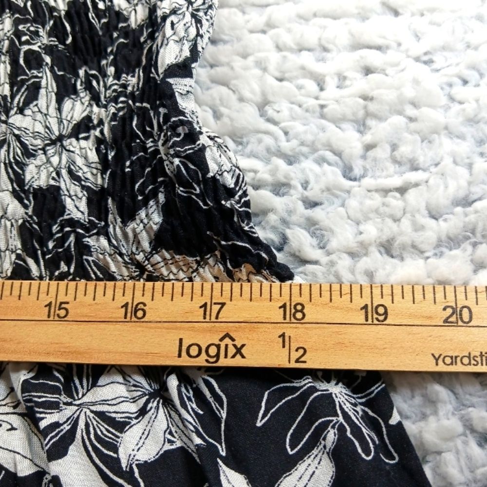 Raviva Floral Smocked Dress Midi Flair B+W 100% Rayon. Woman's 1X............... - Picture 8 of 12